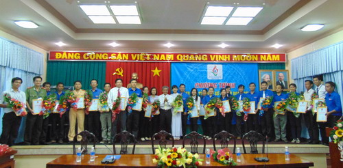 Đồng chí Trần Long Thôn - UVTV Tỉnh ủy và đồng chí Trần Thanh Nguyên - Bí thư Tỉnh Đoàn trao giấy chứng nhận thanh niên tiêu biểu